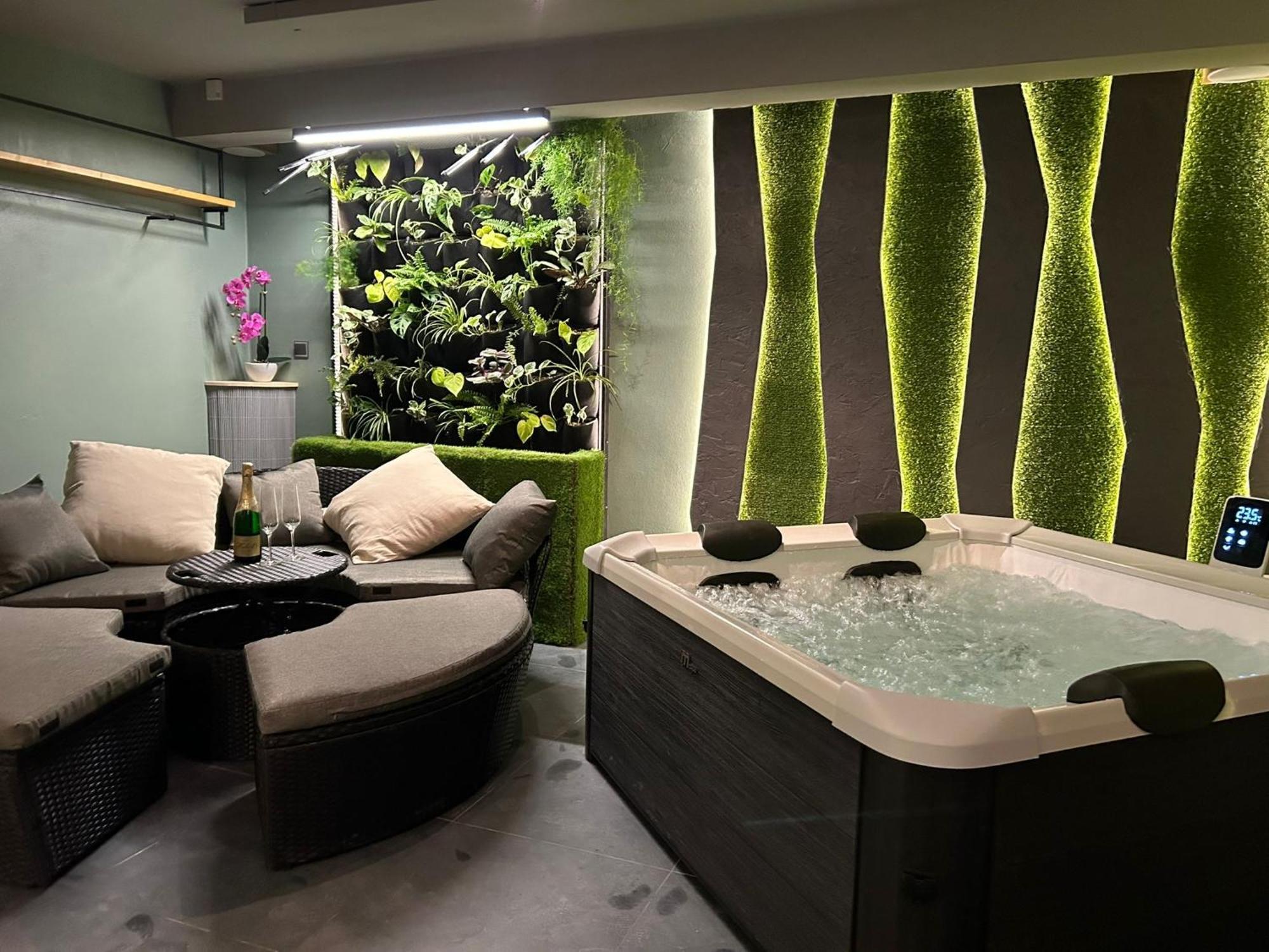 Leo Apartment Suite & Private Spa Zone - Old City براتسيلافا المظهر الخارجي الصورة