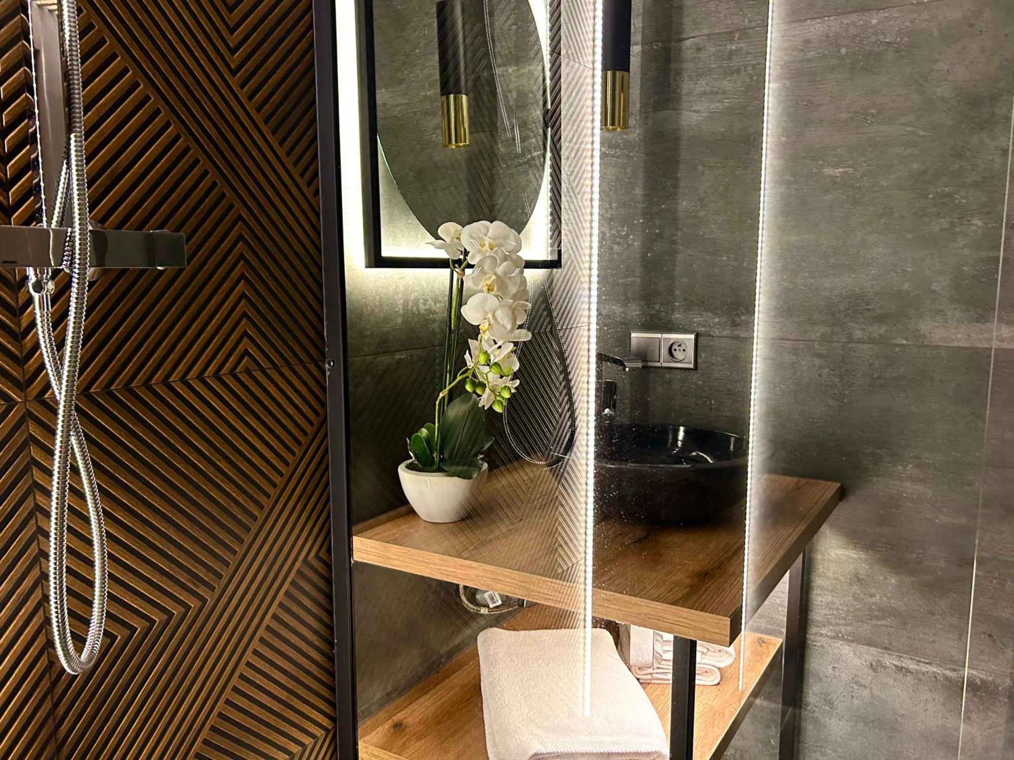 Leo Apartment Suite & Private Spa Zone - Old City براتسيلافا المظهر الخارجي الصورة