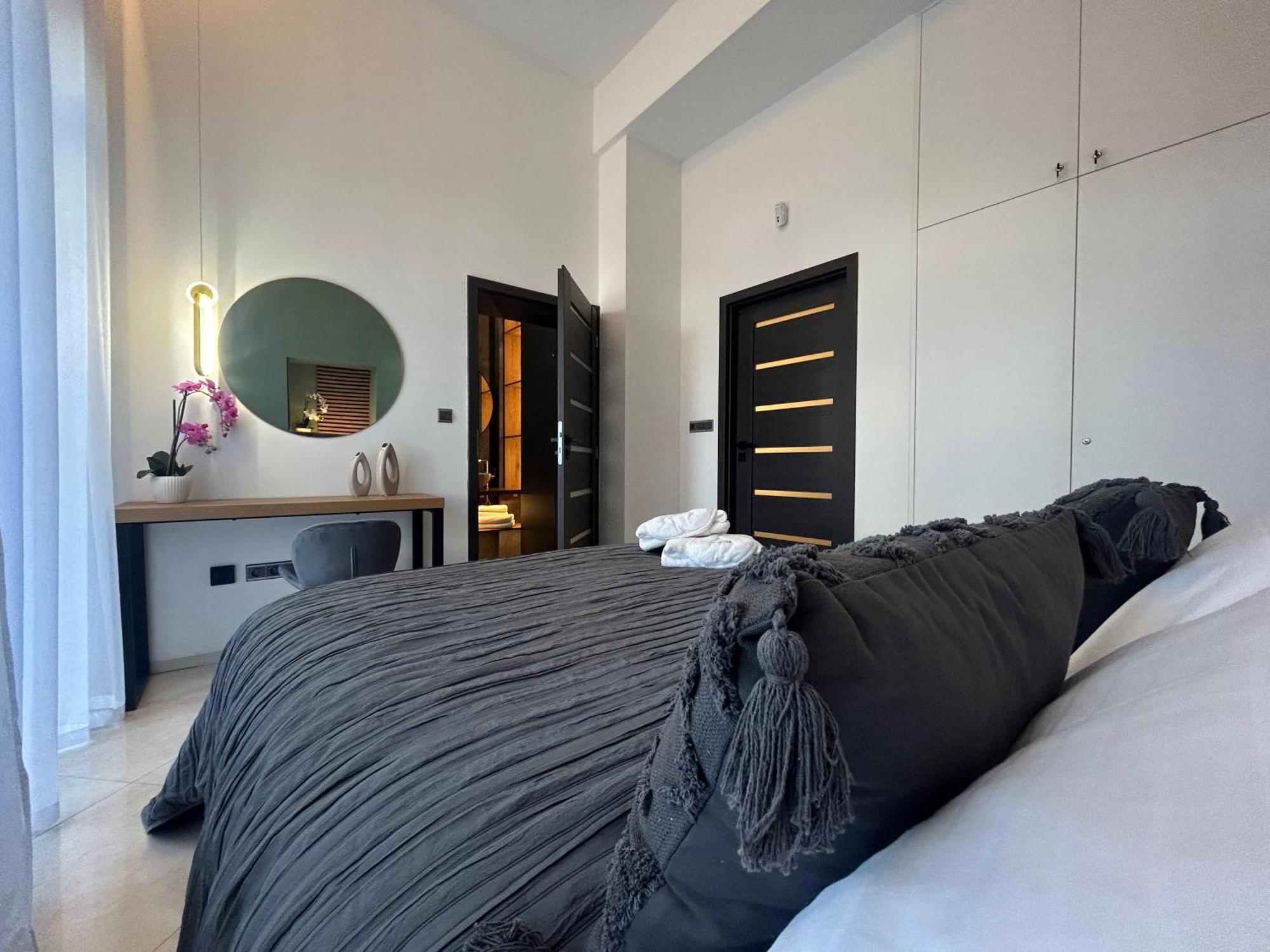 Leo Apartment Suite & Private Spa Zone - Old City براتسيلافا المظهر الخارجي الصورة