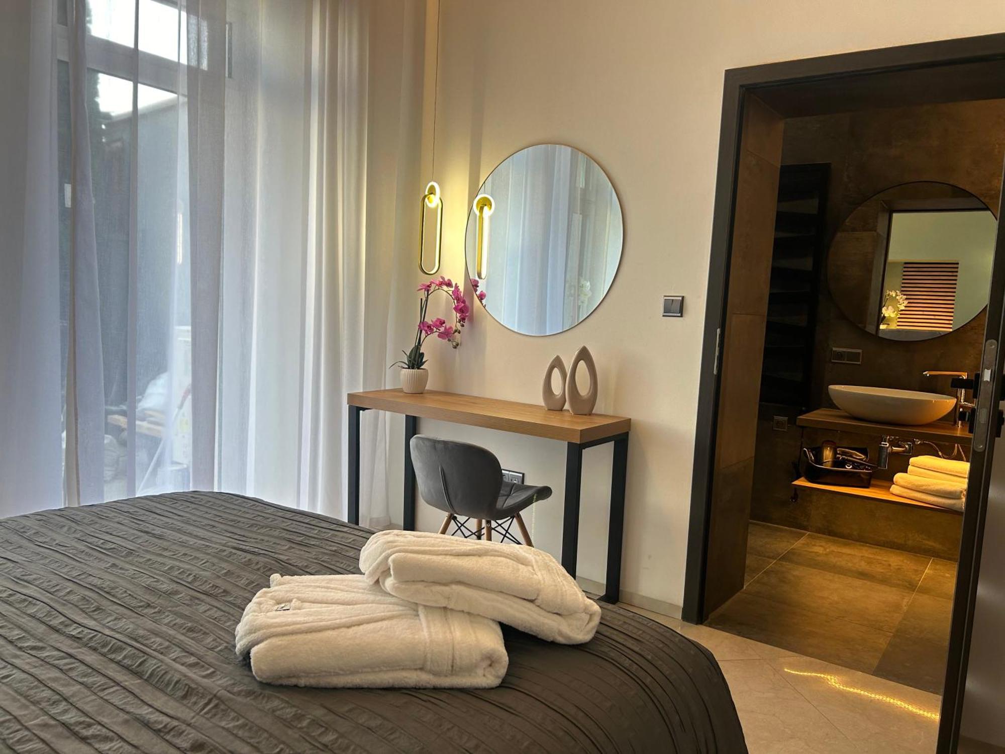 Leo Apartment Suite & Private Spa Zone - Old City براتسيلافا المظهر الخارجي الصورة